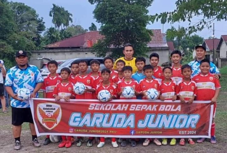 COACH BIMA SAKTI BERI BANTUAN BOLA SSB GARUDA YUNIOR PEKANBARU