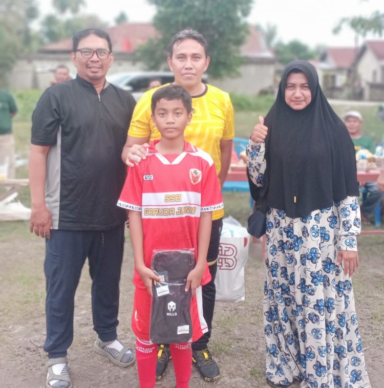 COACH BIMA SAKTI BERI BANTUAN BOLA SSB GARUDA YUNIOR PEKANBARU