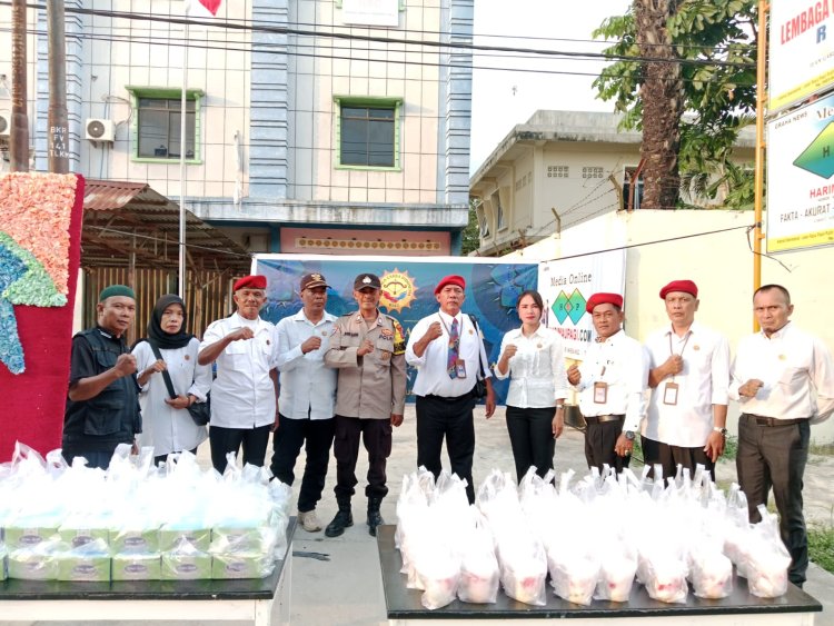 Lembaga Cakra Indonesia Riau Bagi -Bagi Takjil Di Kampar